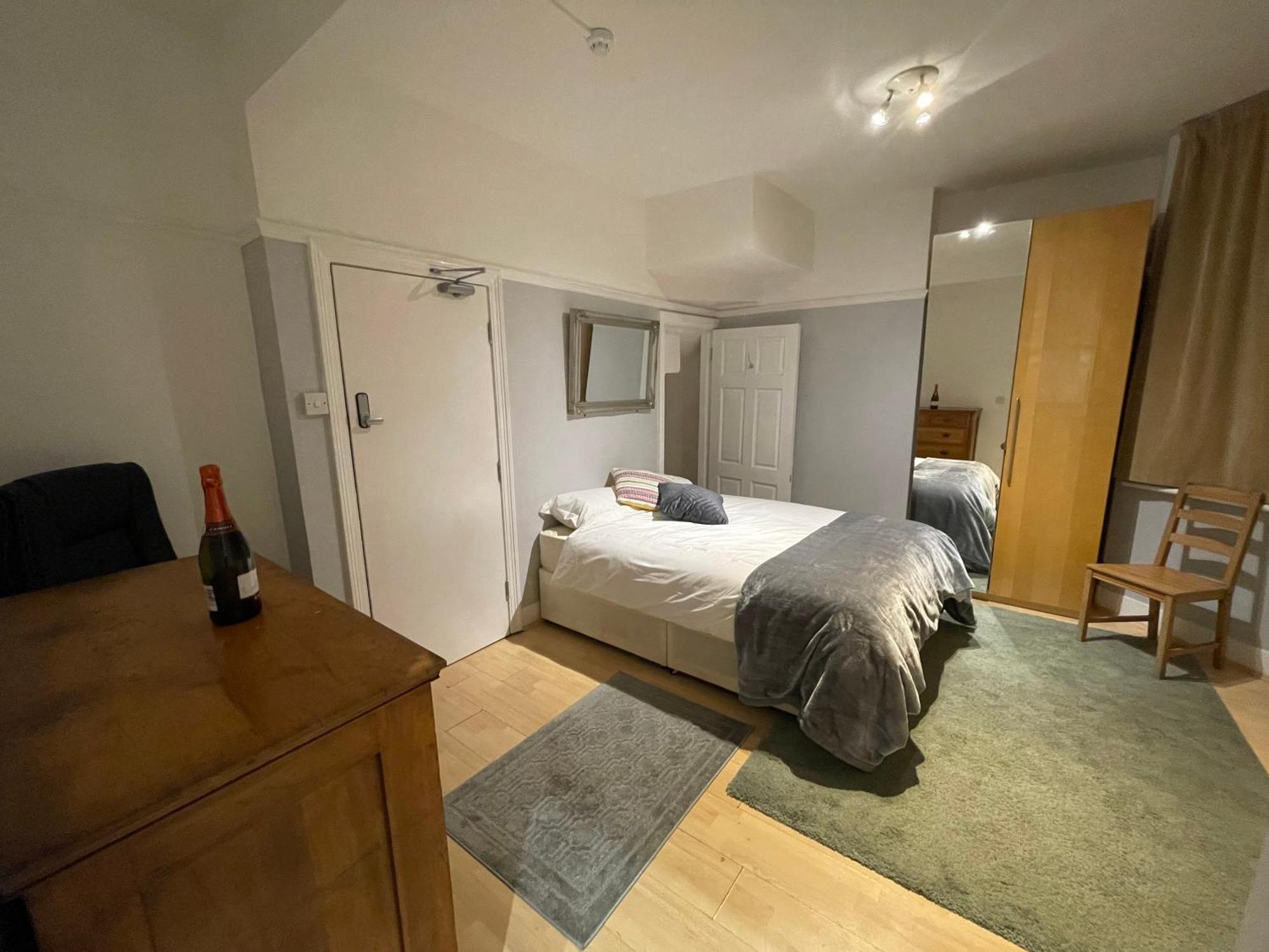 Room With Private Bathroom And Shared Kitchen لندن المظهر الخارجي الصورة